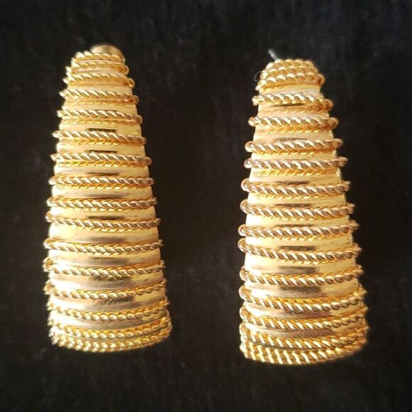 Stylish Ridged Goldtone Hoop Earrings - Picture 3 of 6